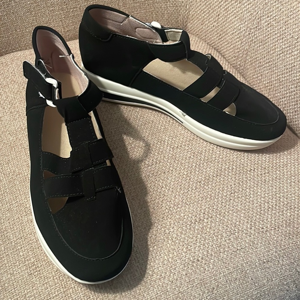 Black, light weight wedge shoe